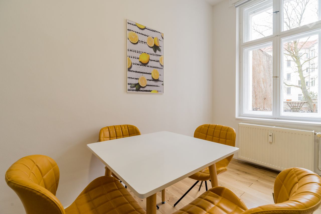 2 Bedroom Apartment, Oakwood floor, modern Bathrom, exclusive lightflodded with brandnew kitchen and dining area in walking distance to the Spree River, quiet, close to Tram+/S-Bahn + Restaurants