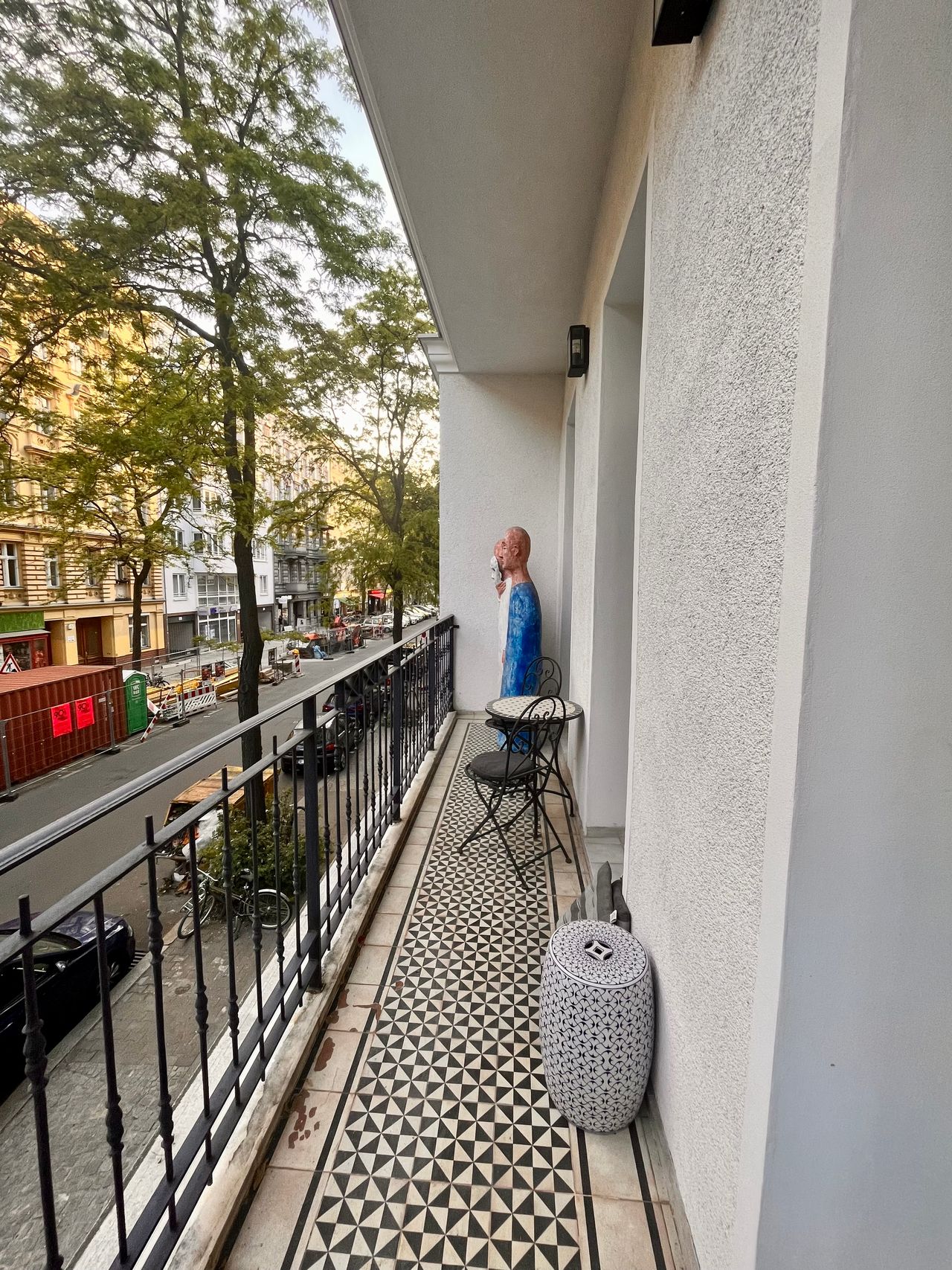 Stuckverziertes mondänes Luxusapartment in Charlottenburg mit 2 Balkonen und 3 Schlafzimmern