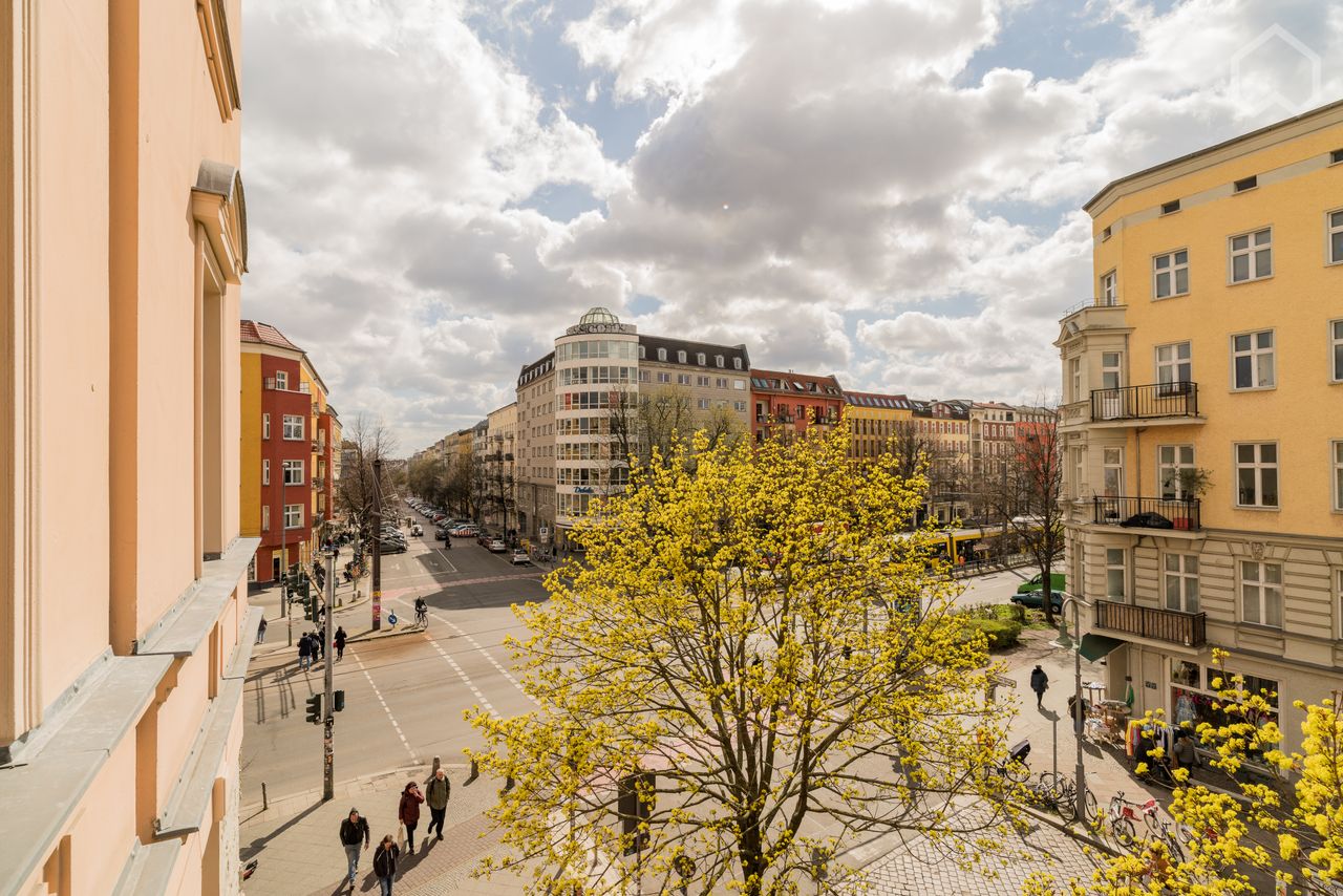 Bright and Spacious Art Apartment in Wilhelminian style house: 4-room, 2-bathroom, balcony, near Kollwitzplatz (Prenzlauerberg)