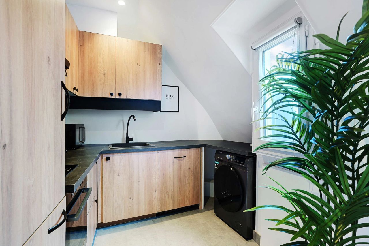 Charming 40m2 flat located in the 6th arrondissement of Paris. Close to transport.