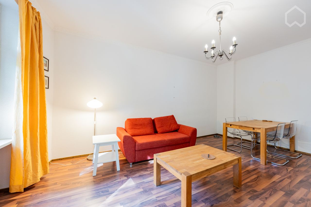Beautiful and quiet 2-room apartment in an old building with balcony in Mitte