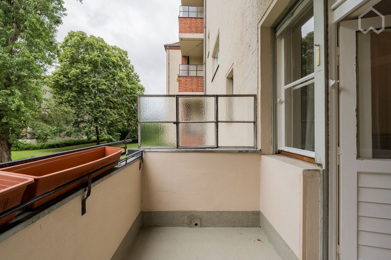 Bright and quiet 2 room Altbau apartment with balcony to the green area near S-Bahn and FU