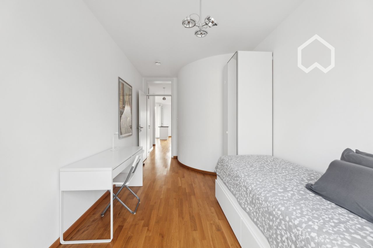 Modern and comfortable apartment located in the Weißensee-Prenzlauer Berg border.