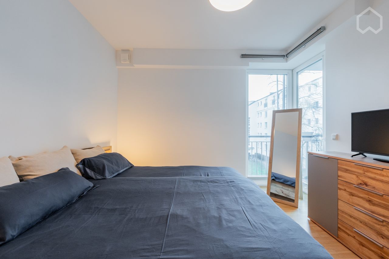 Exclusive living at Ruhwaldpark: Modern 2-room apartment in Berlin Charlottenburg/Westend