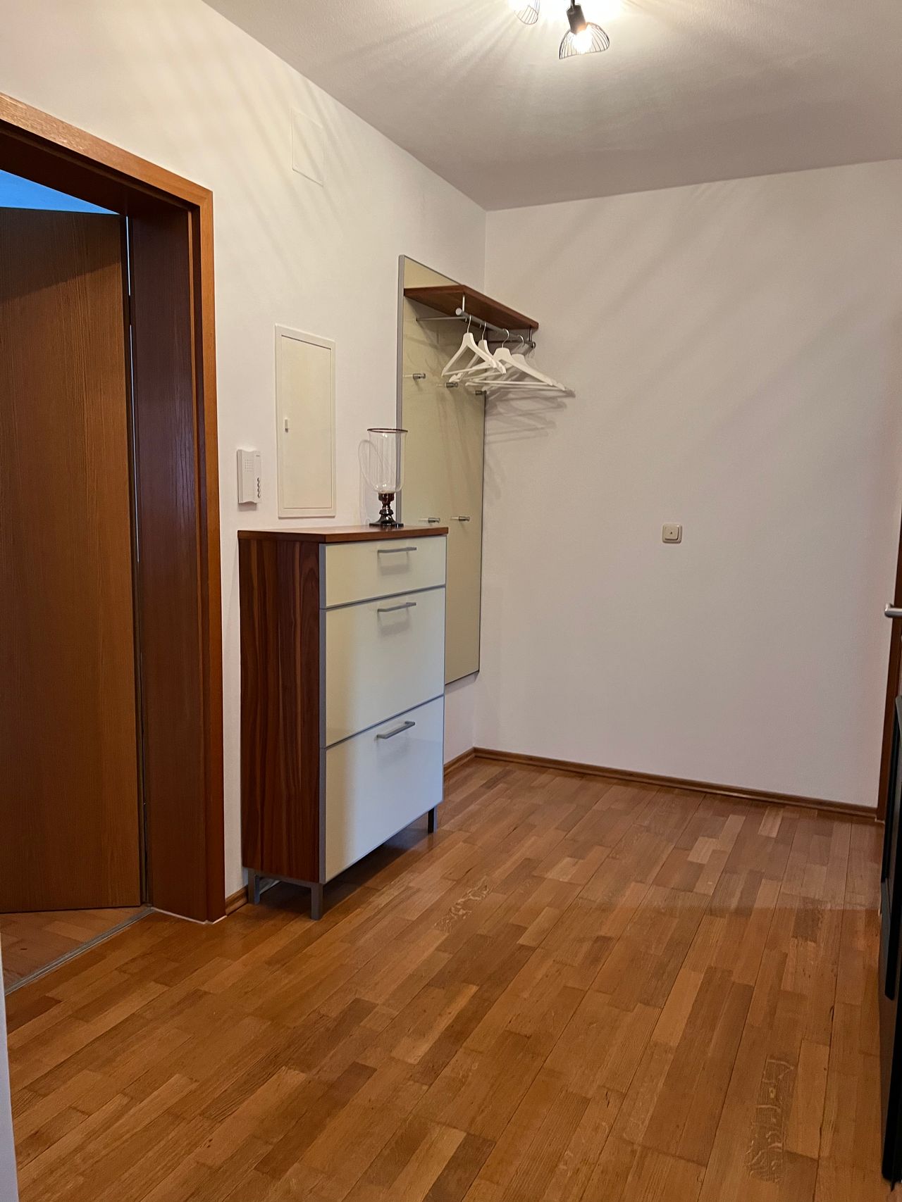Furnished four rooms ground floor apartment with own garden directly at the Engl. garden and small river - with whirlpool and fireplace