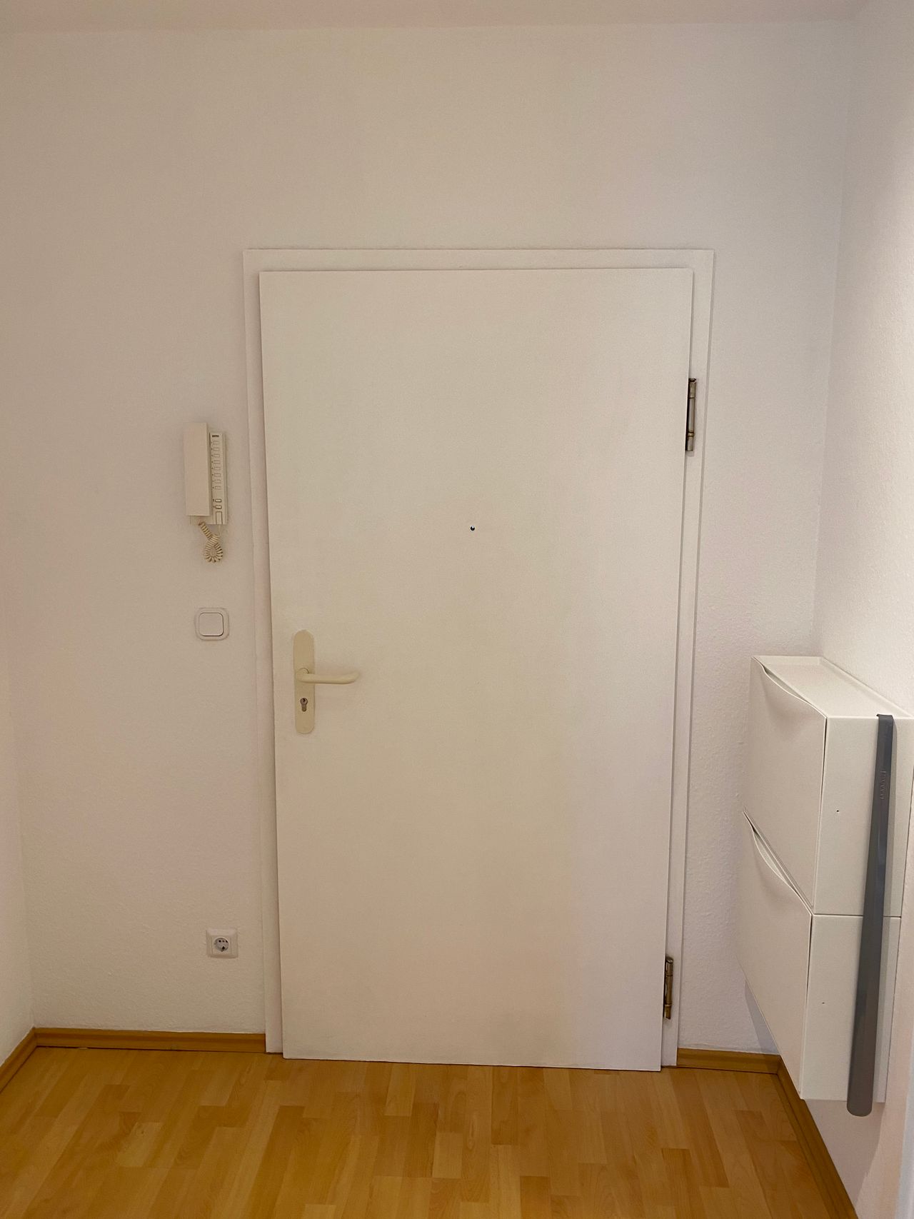 Charming and well-maintained furnished 1.5-rooms apartment with separate kitchen, terrace, garage and internet in Wiesbaden-Southeast