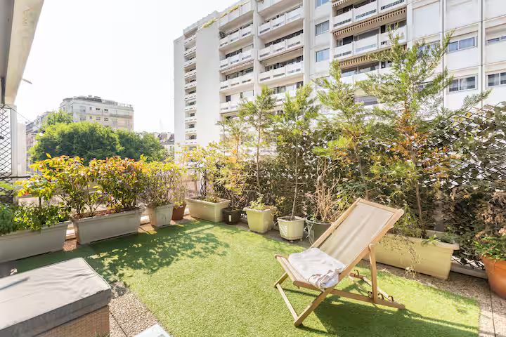 Rare gem - Renovated apartment, sunny terrace & separate bedroom with elevator, quiet street, a stone's throw from the metro