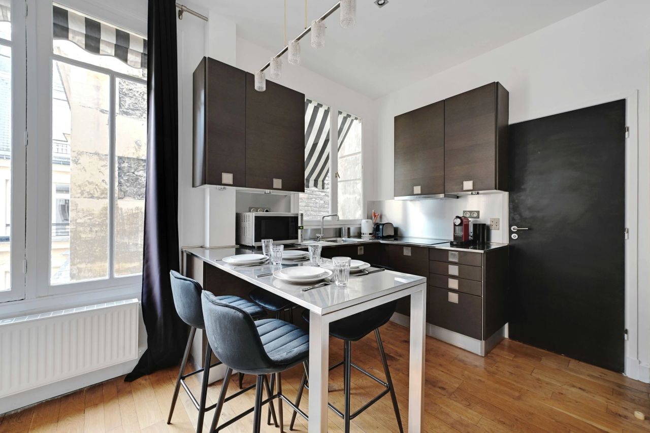 New one-bedroom apartment in a Parisian building in the heart of the 8th arrondissement of Paris.