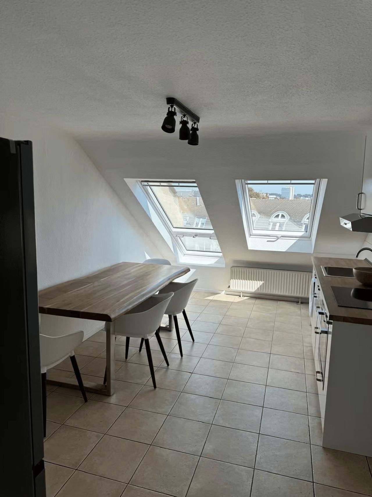 Stylish 3-Bedroom Apartment in Central Düsseldorf