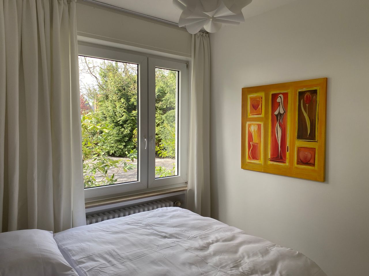 Freshly renovated two-room flat on villa plot, new furniture, 20 minutes from Düsseldorf and Essen