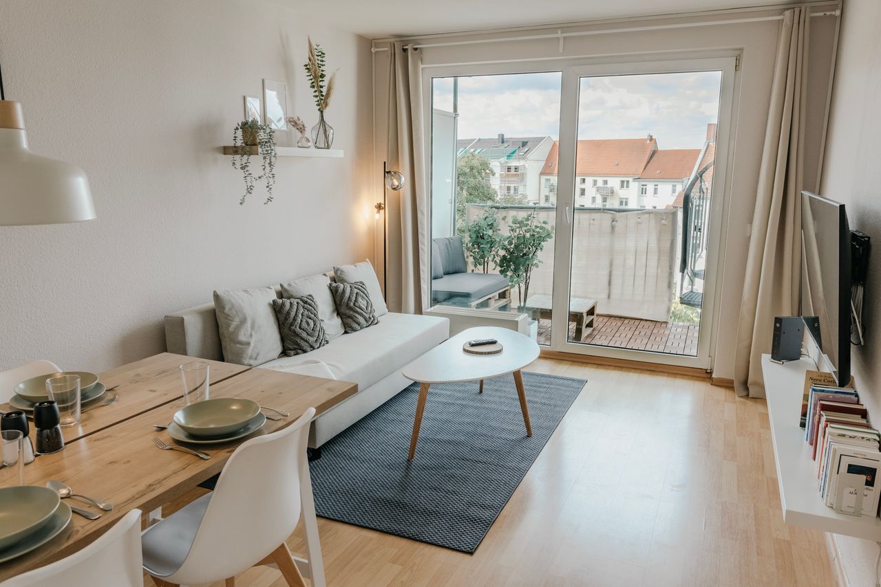 1 BDR, central 50sqm, balcony, elevator & fast WLAN