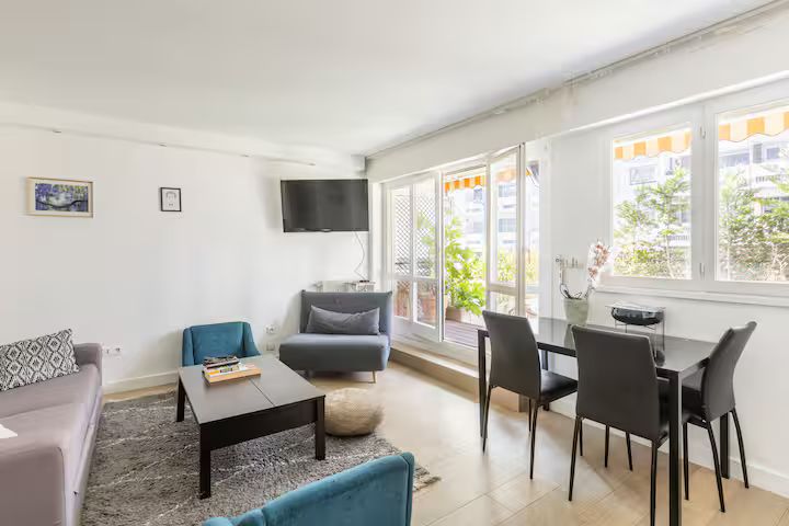 Rare gem - Renovated apartment, sunny terrace & separate bedroom with elevator, quiet street, a stone's throw from the metro