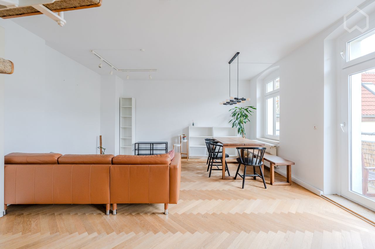 Urban Chic: Stylish 2-Bedroom Retreat with Balcony near Zionskirchplatz, Mitte / Prenzlauer Berg