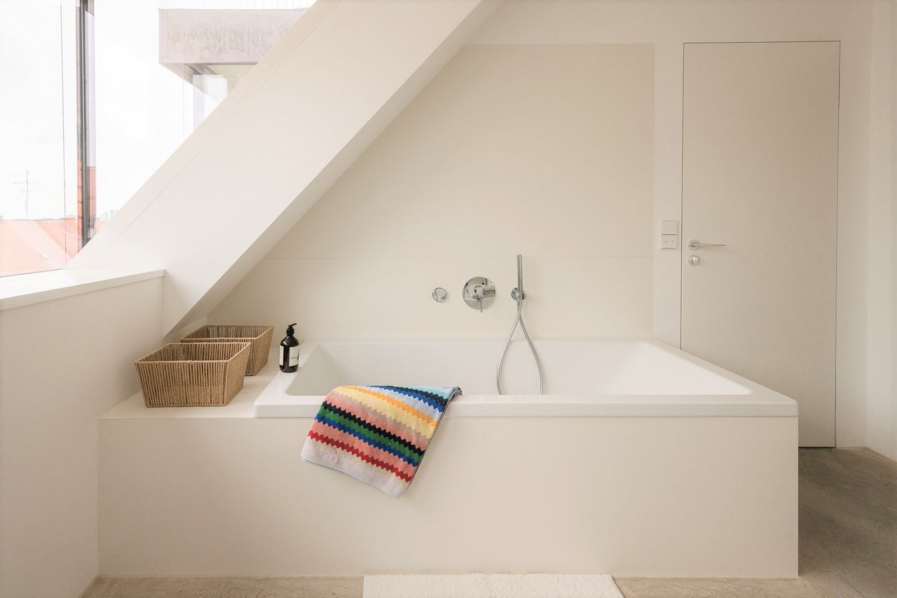 Scandinavian Calm Meets Latin Soul – Schwabing Retreat with Frauenkirche Views