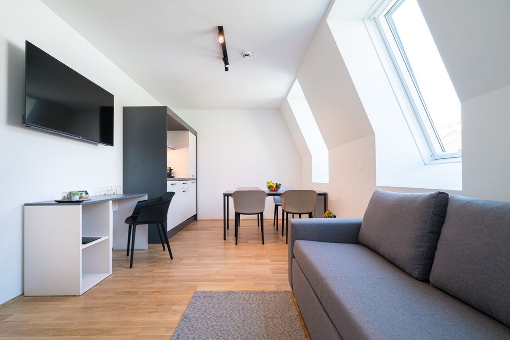 Versatile Viennese Altbau Apartment nearby the Vienna Exhibition Center with Space for Four