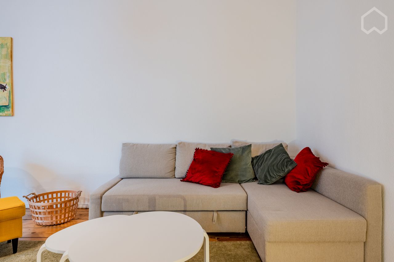 Bright, well-designed 2-room apartment in an old building in Berlin-Kreuzberg (rear building)