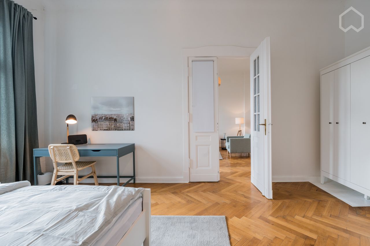 Elegant & bright classic 2 bedroom apartment