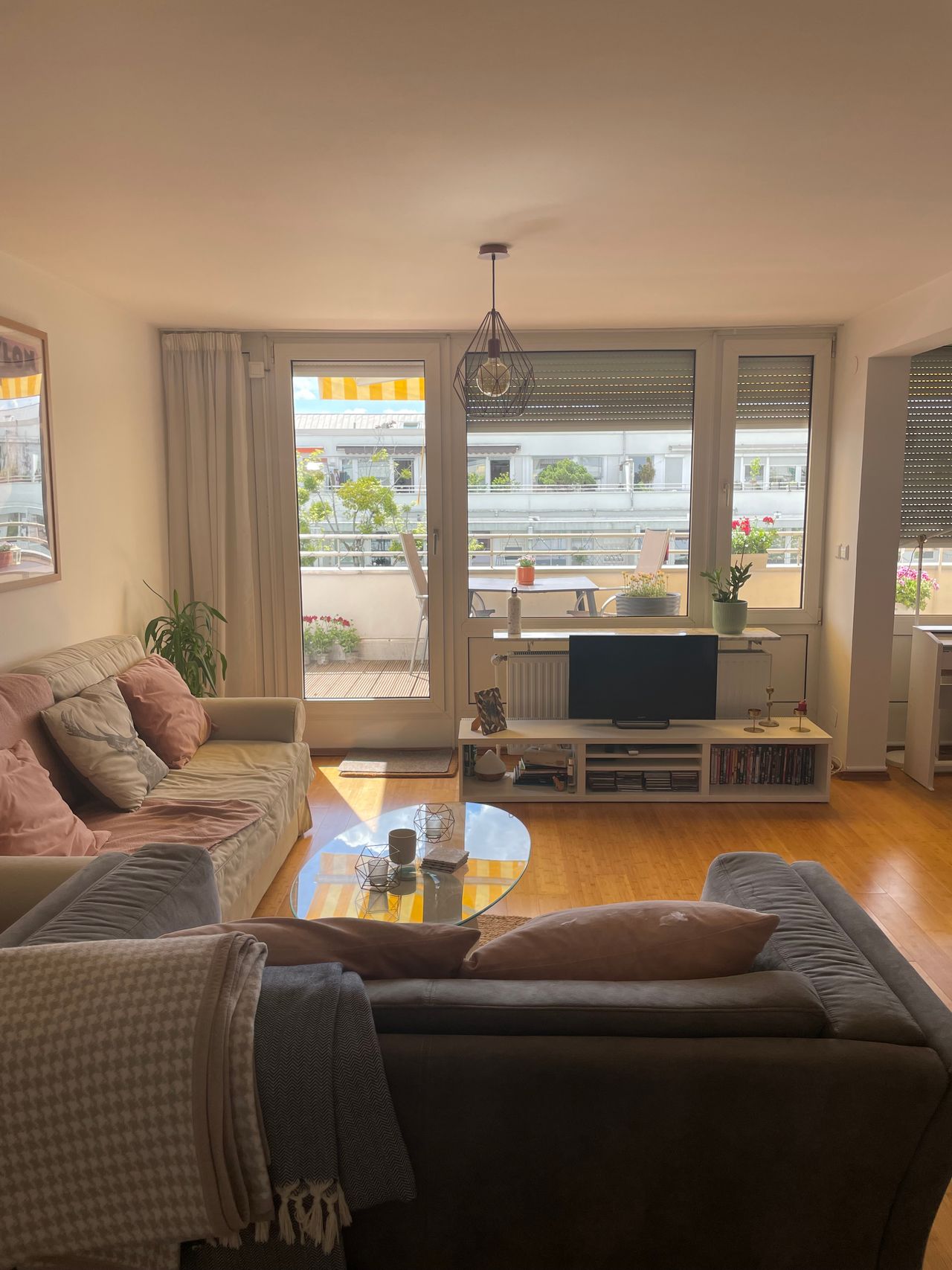 Fully furnished 77m² apartment with a sunny 21m² terrace available for up to 6 months