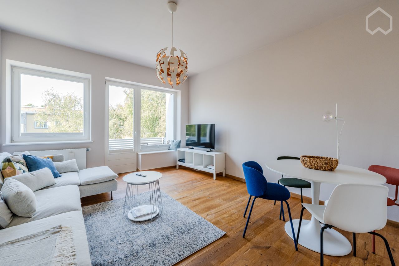 Light flooded, bright 3-room apartment with balcony and fully furnished in Berlin