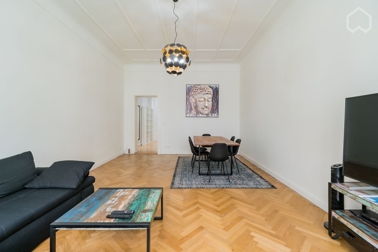 Exclusive newly renovated 2 rooms apartment in Berlin Charlottenburg, 2 mns walking distance from Ku'damm