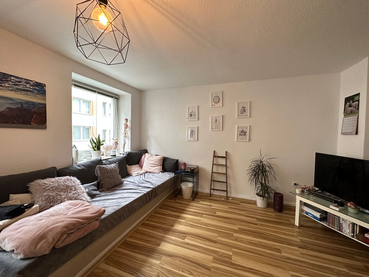 s-h-i.de: "Südstadt, EBK possible, 2-room and balcony nearby, suitable for shared flat" - caretaker service incl.