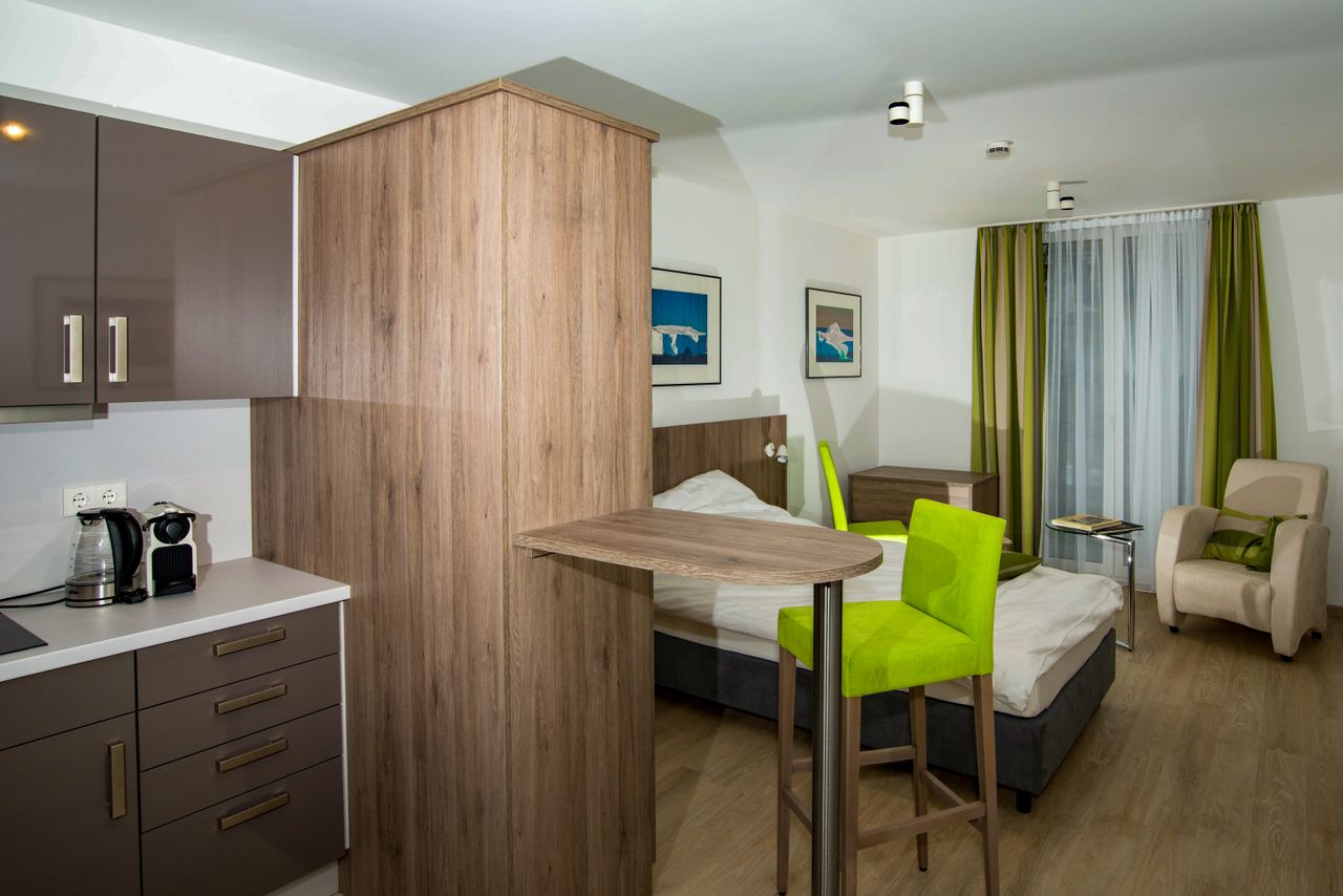 Light-flooded apartment with weekly cleaning service & fitness studio in the house, perfect location in Bogenhausen