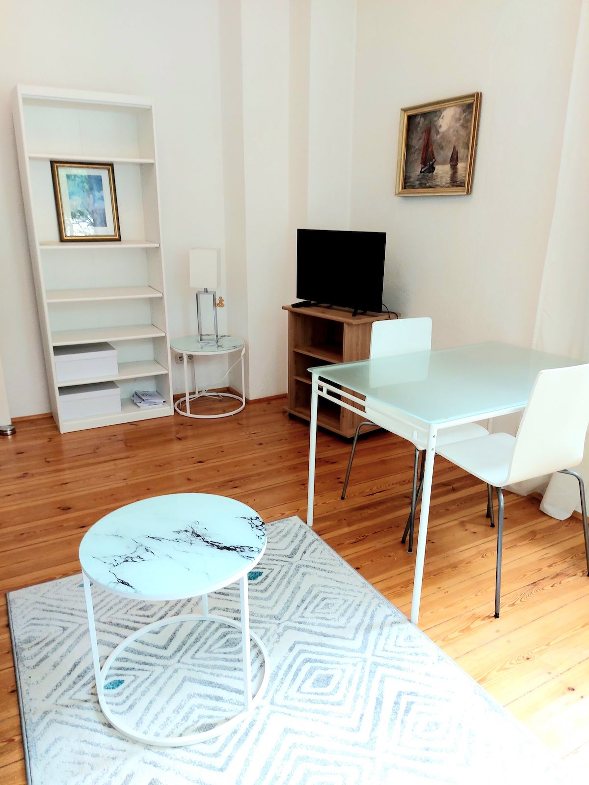 Very sunny and cosy apartment with balcony to green area, near FU and S1 Sundgauer Str.Station