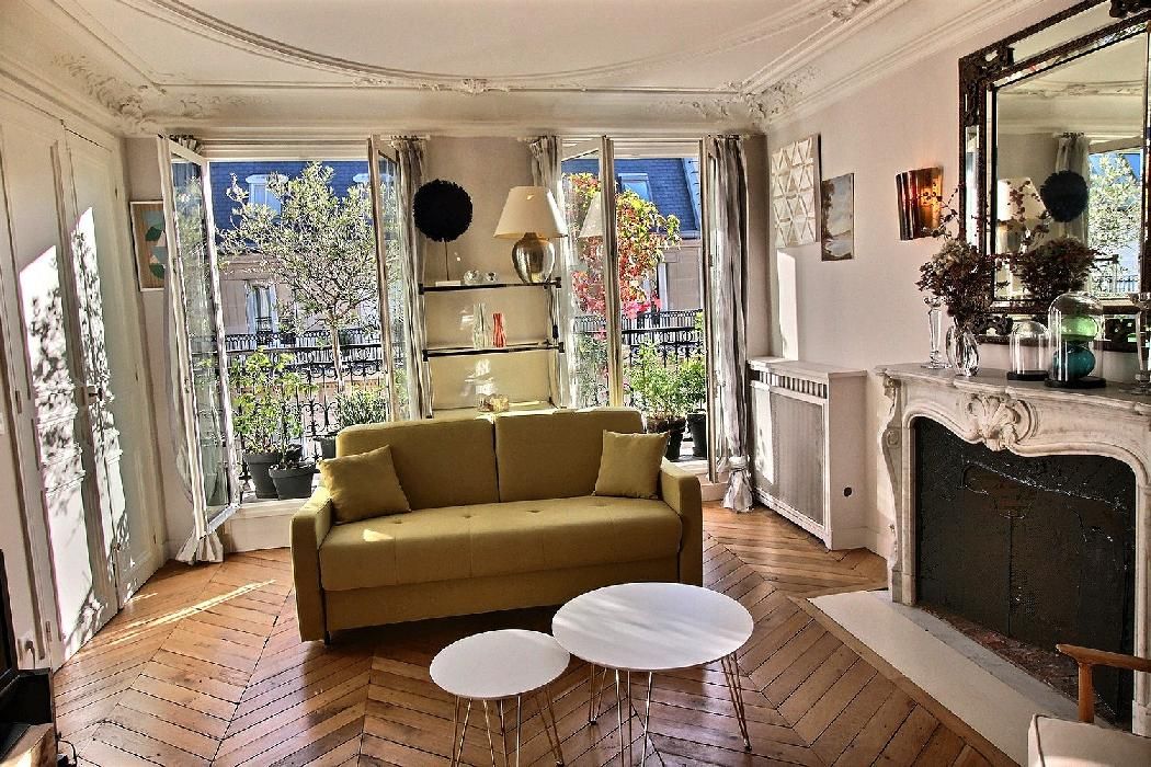 Haussmanian two bedroom flat - perfect for a flat share