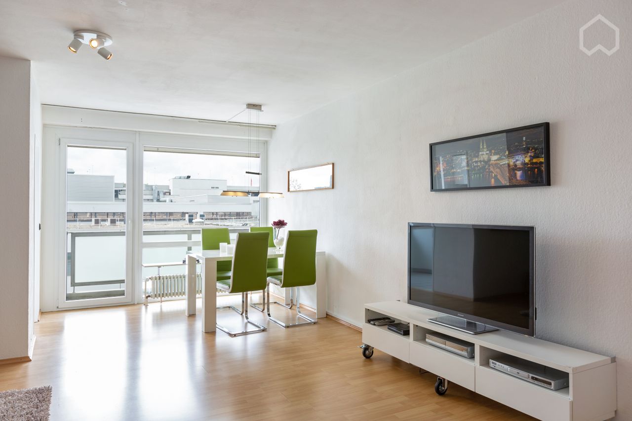 Rhine Center Shopping, bright App. with new kitchen , sunny balcony, close to public transportation, incl. parking