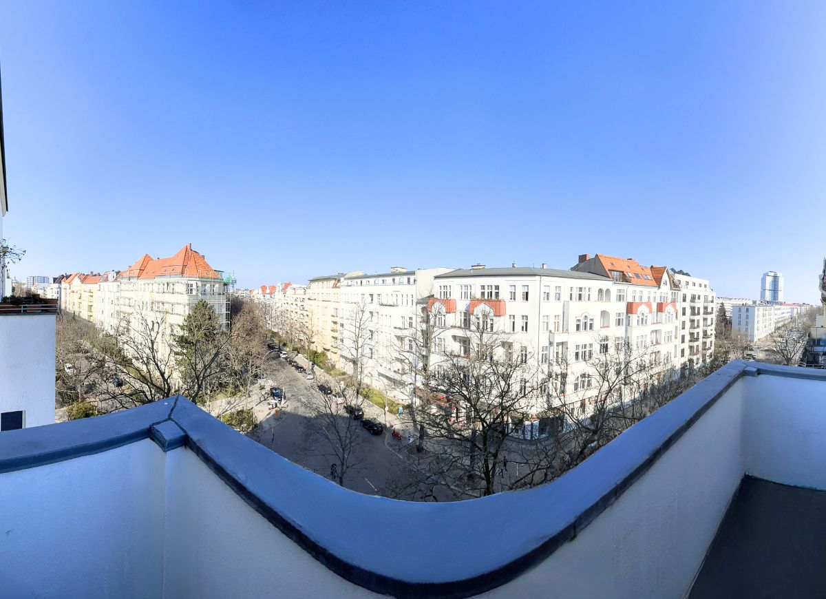 Large 1-room apartment, 45 m², balcony, fitted kitchen, 4th floor – near Ku'damm