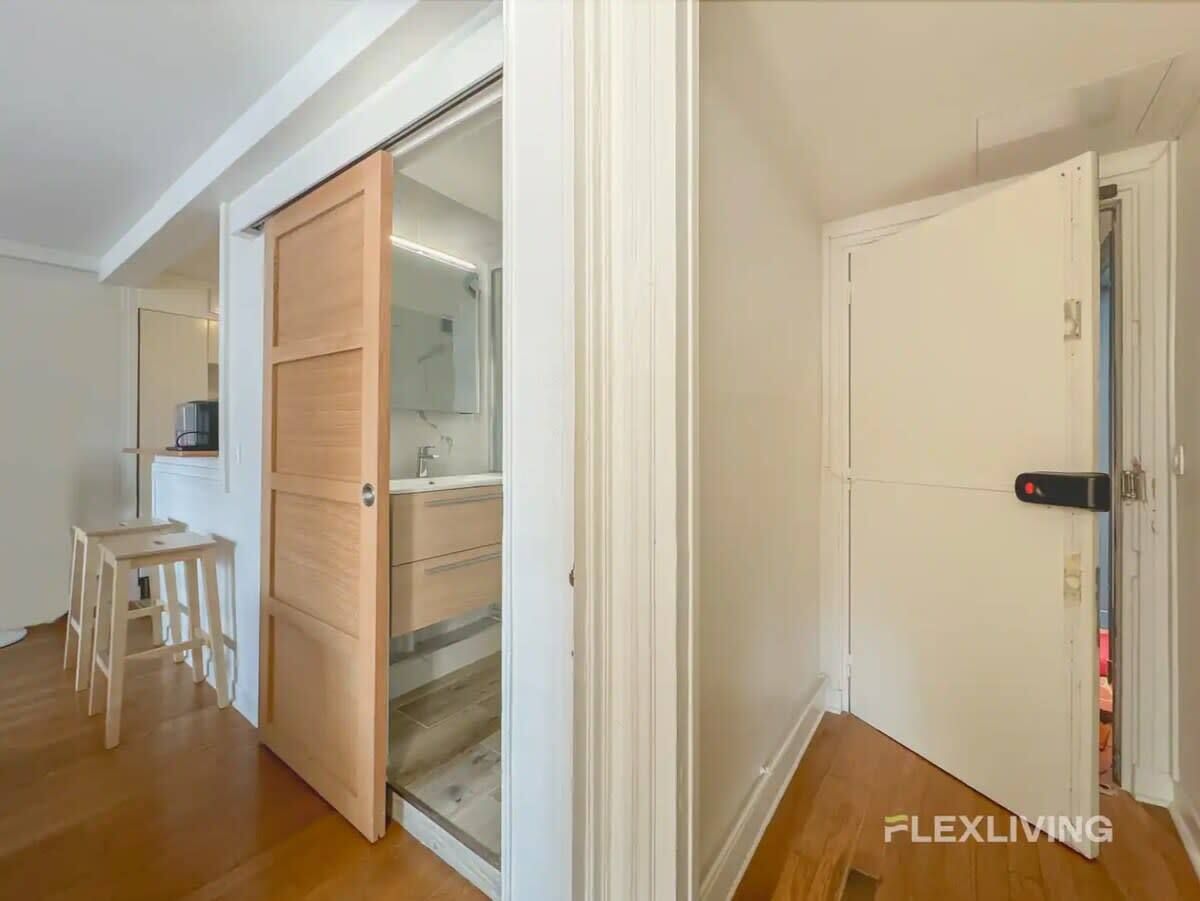 Charming 38 m2 apartment in a beautiful condominium, located on a quiet street in the 5th arrondissement.