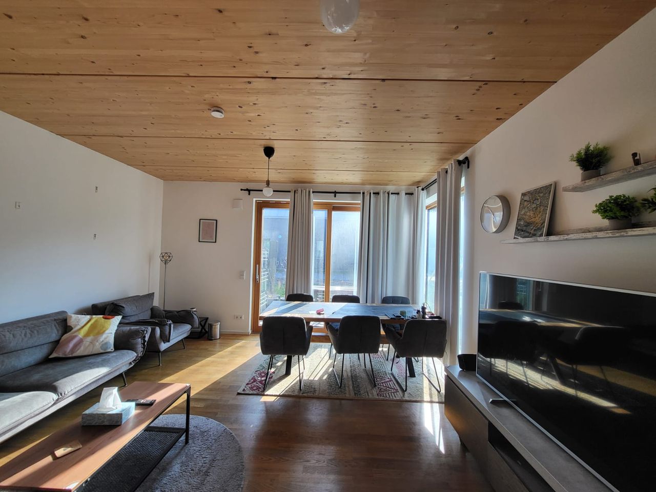 Large 5 room house for rent, fully furnished, and near the stunning Hahneberg natural reserve. Perfect for a family with kids!