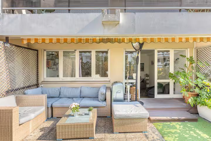 Rare gem - Renovated apartment, sunny terrace & separate bedroom with elevator, quiet street, a stone's throw from the metro