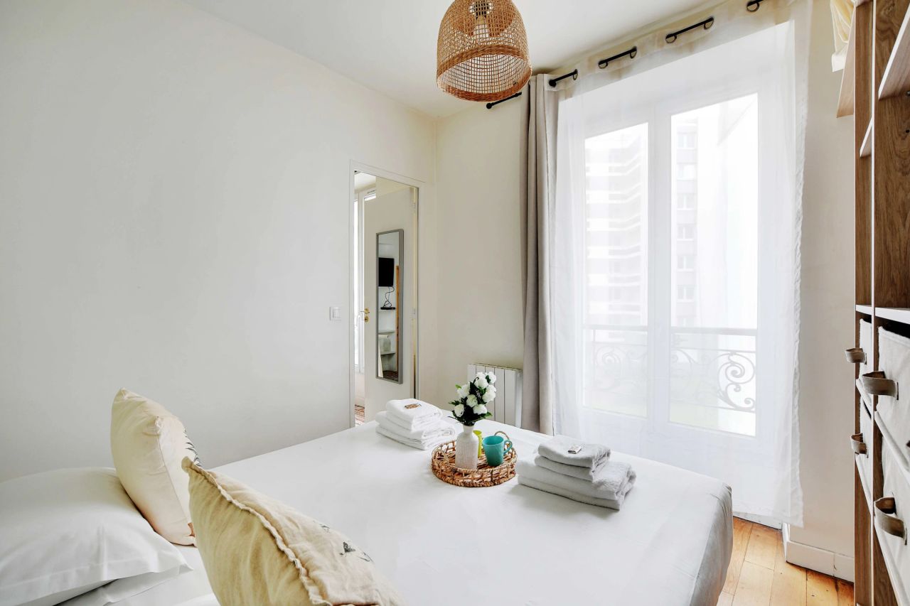 This perfectly optimised 40m2 flat sleeps 4 people for a pleasant stay in the 18th arrondissement.