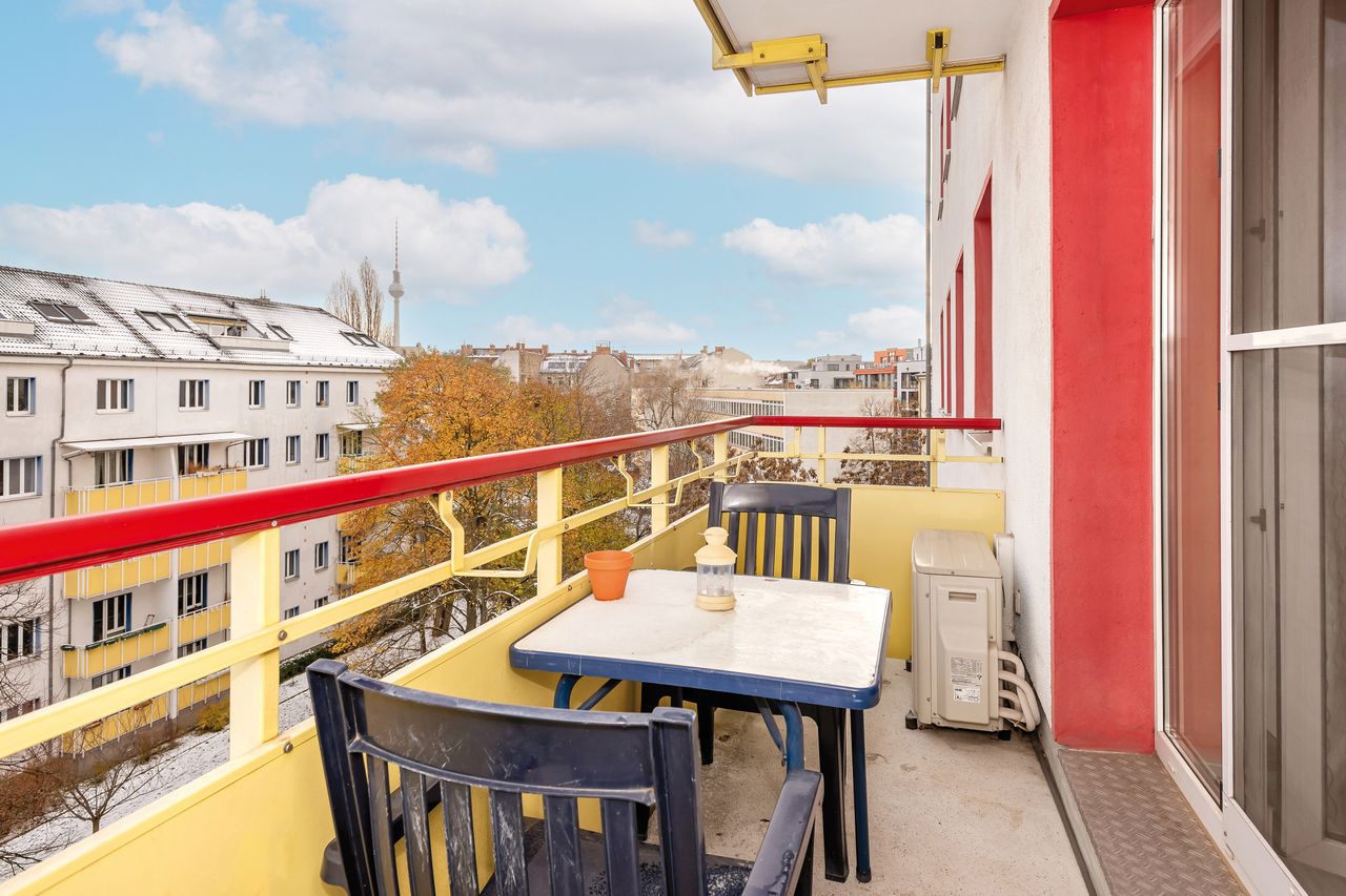 Beautiful furnished flat in the heart of Mitte with private parking space