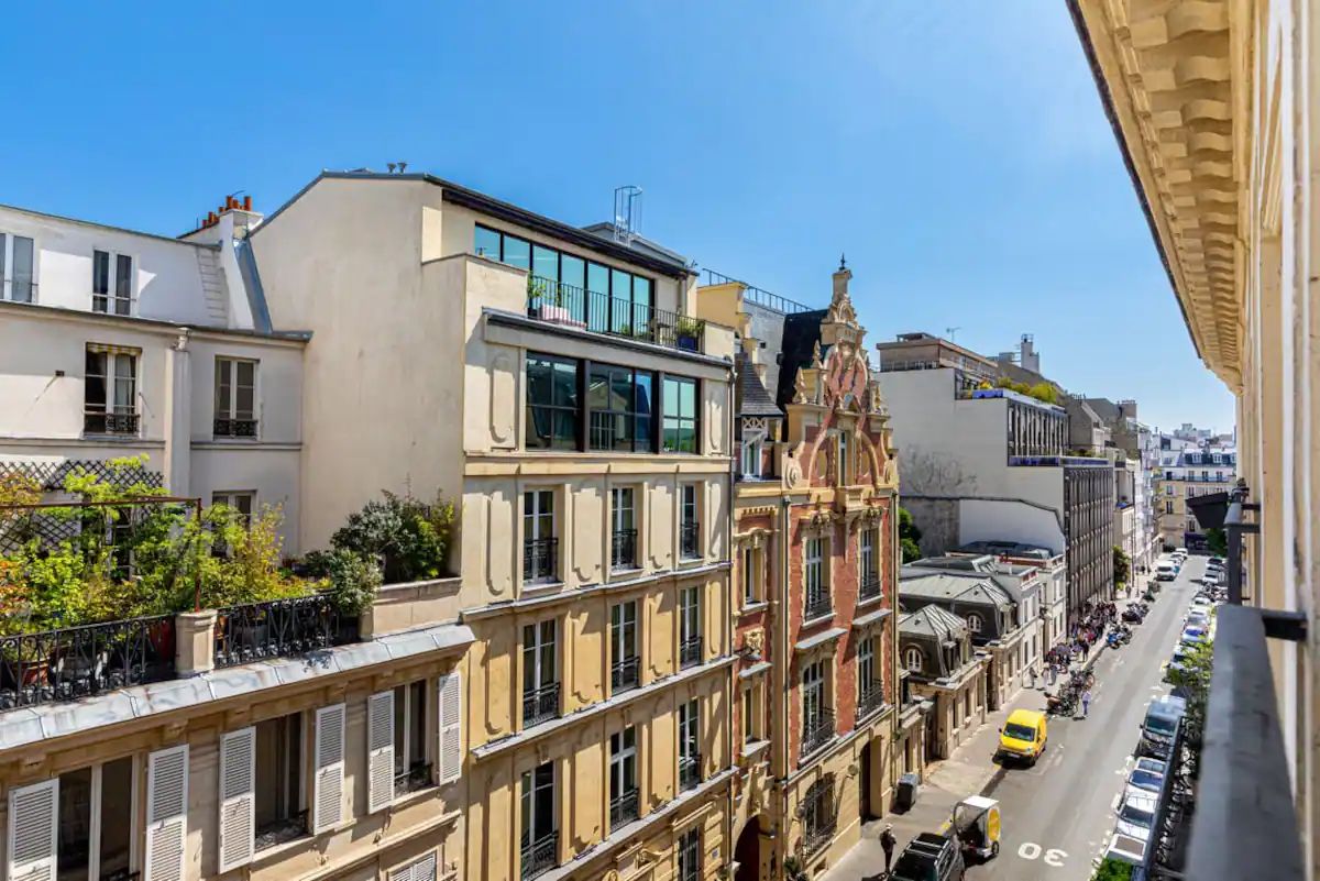 Bright and Quiet Spacious Haussmannian Apartment - Montmartre