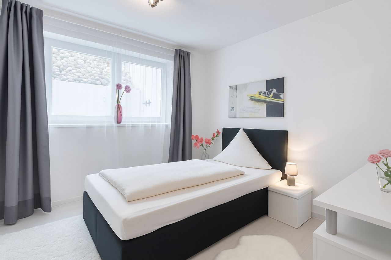 Fashionable flat with 2 bedrooms, flat screens, boxspring beds ideal for young family (1 child) oder flatshare in Laim