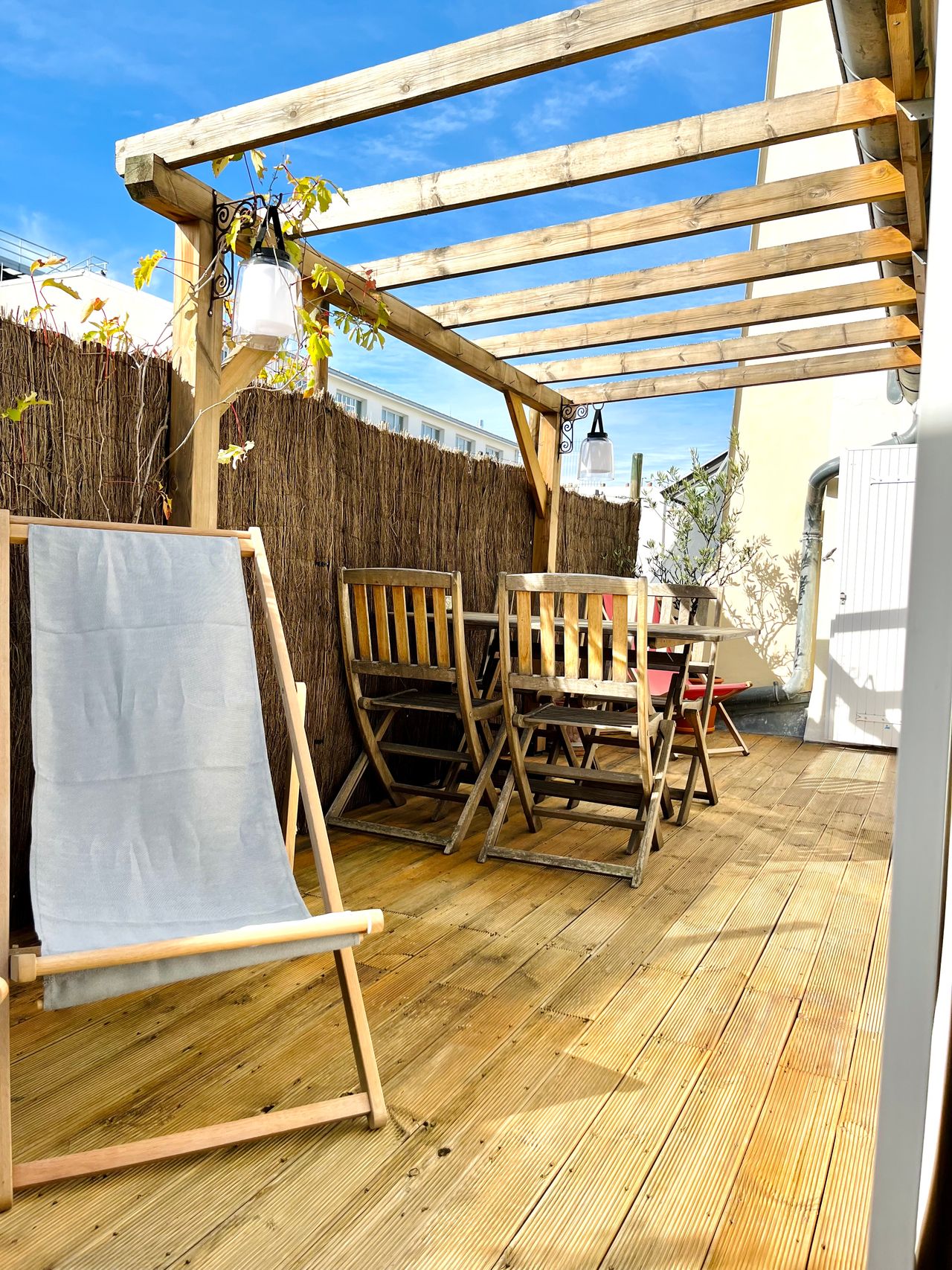 apartment with large south-facing terrace and view of the rooftops