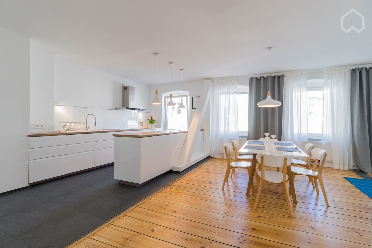 Large, light-flooded apartment in Mitte. Only 5 min to the main train station