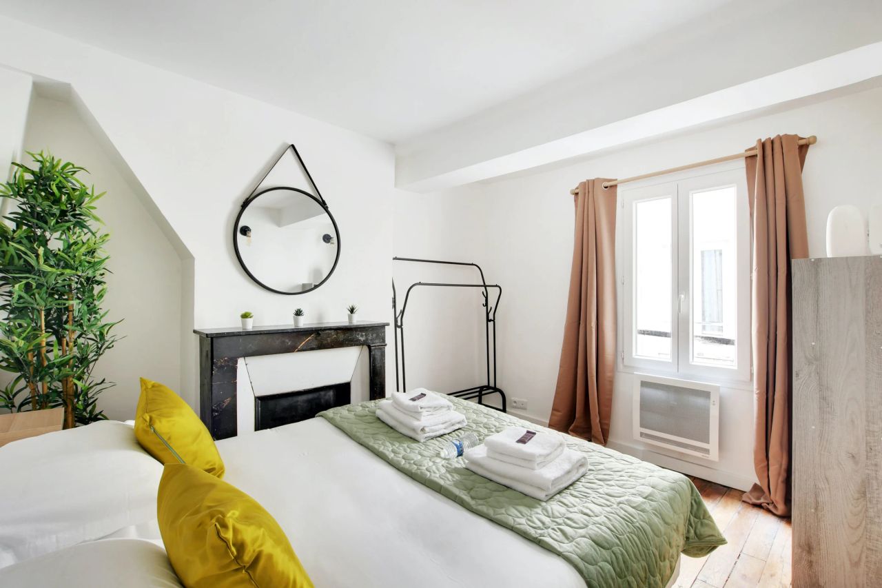 Superb flat in the heart of the 10th arrondissement of Paris, ideal location and close to the famous Canal St-Martin