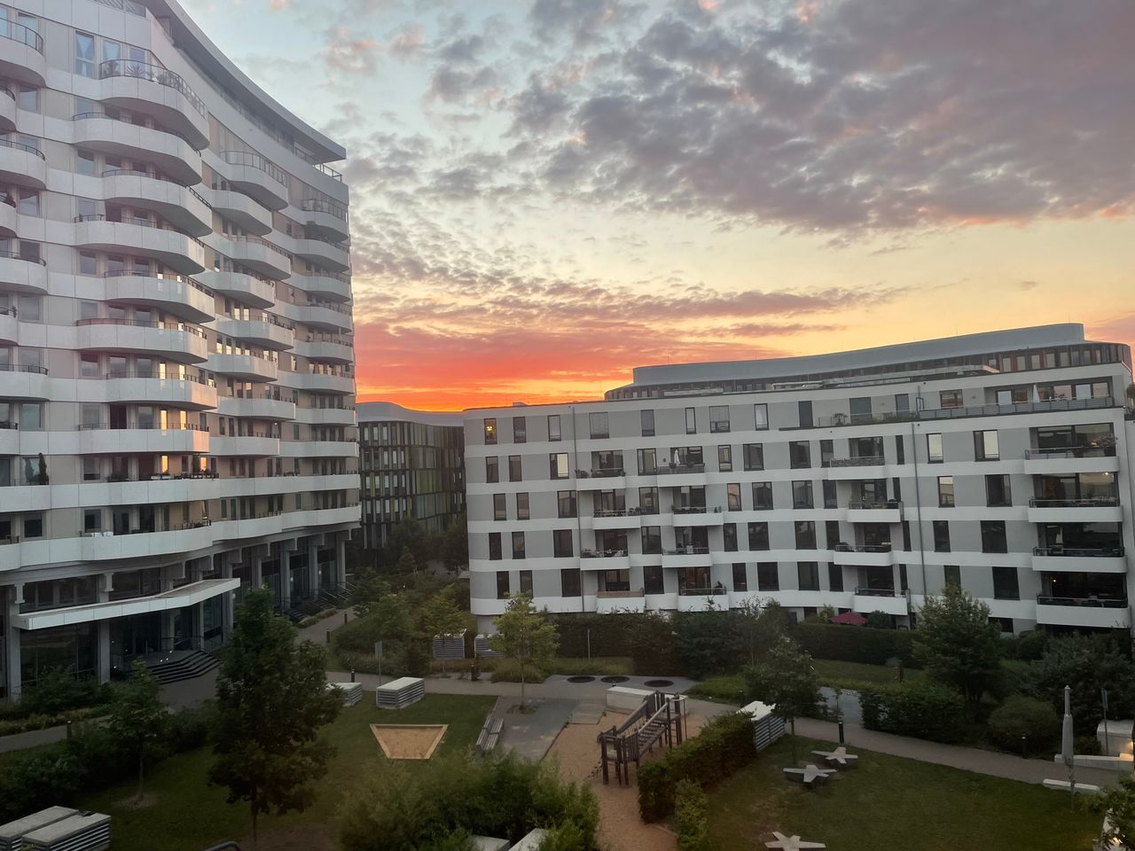 Traumhafte, voll möblierte Wohnung mit Rheinblick in Toplage von Köln – Wohnen auf Zeit am Gustav-Heinemann-Ufer