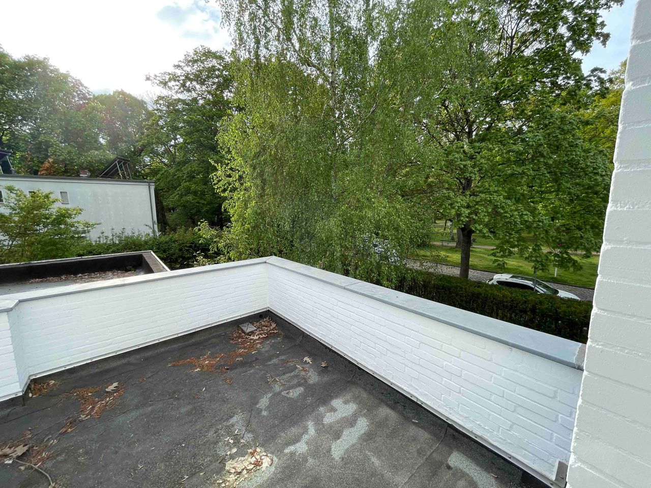 Light-flooded loft-like floor in 70s villa surrounded by trees