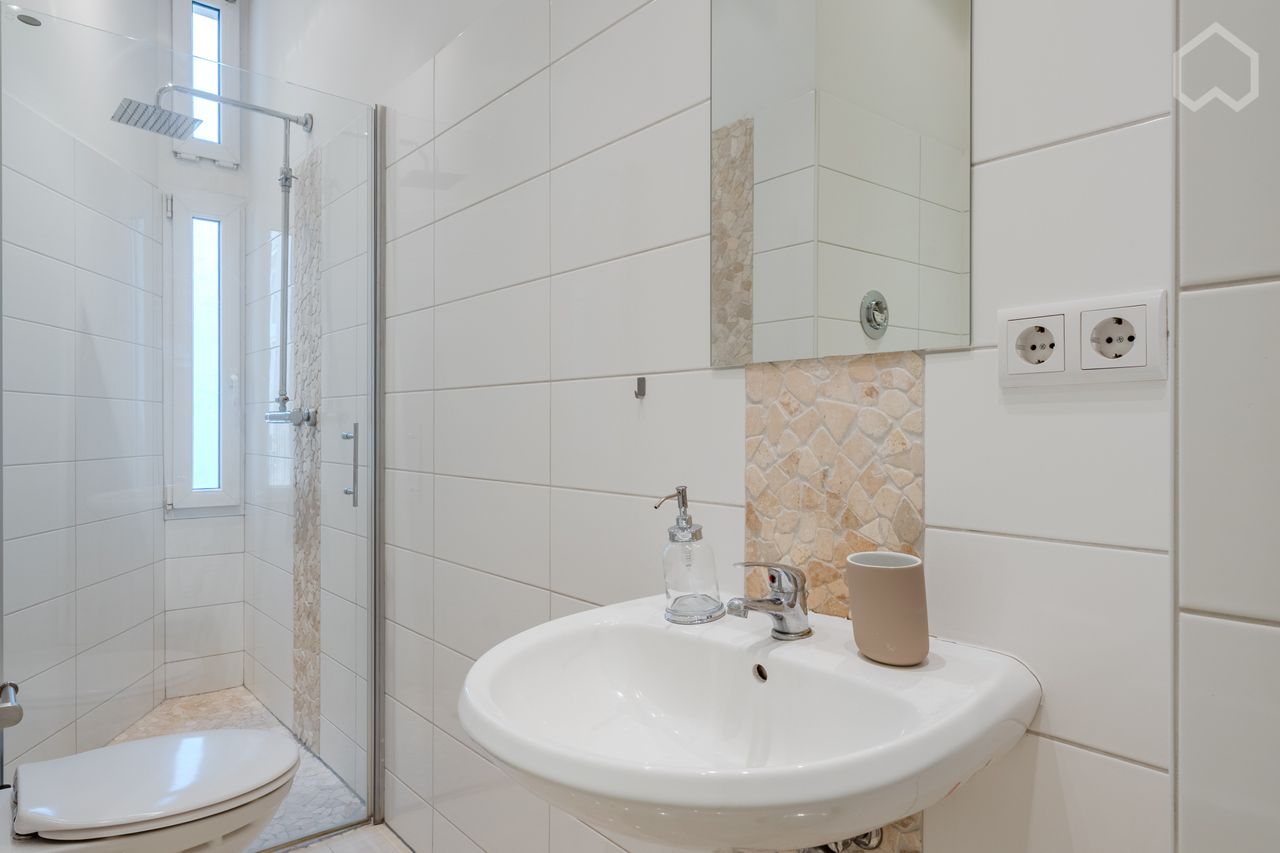 Beautiful Newly Renovated 2-Room Apartment with balcony