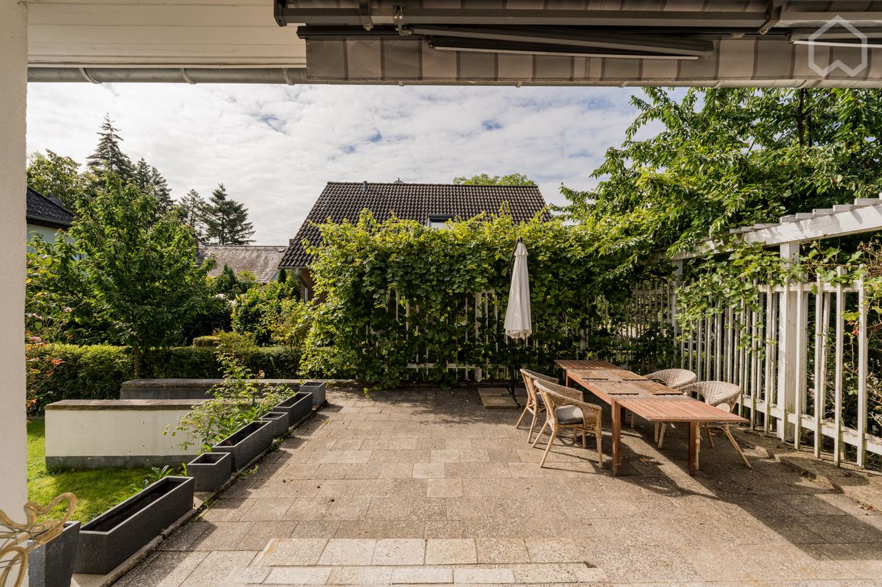 Spacious semi-detached house with a private garden in Berlin Pankow - Niederschoenhausen