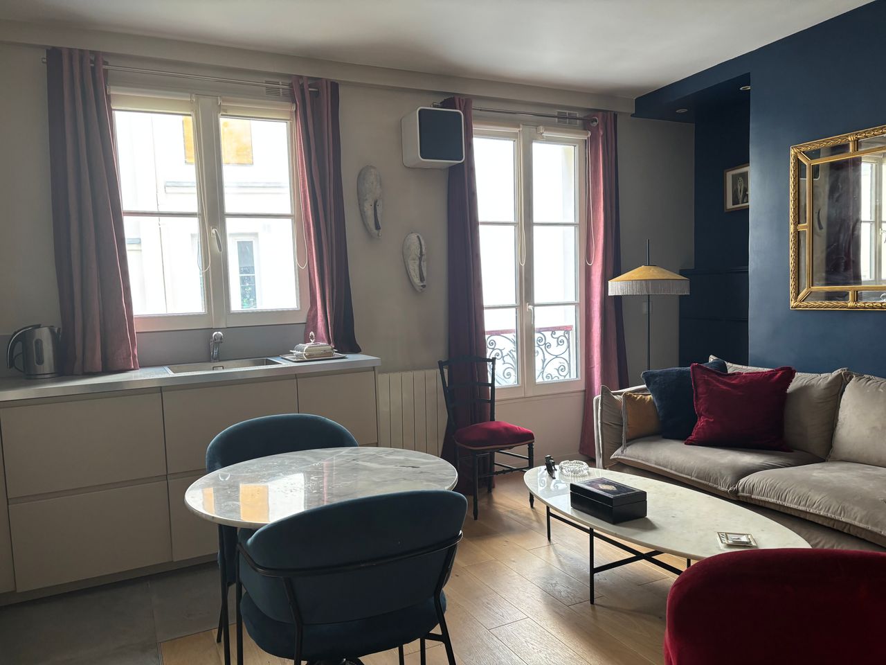 Quiet, elegant courtyard apartment with separate bedroom - Residential neighborhood near Nation