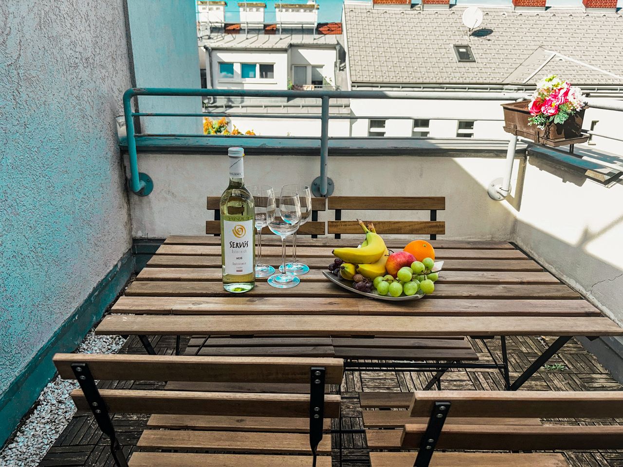 Sunny apartment with terrace, 15 minutes to the city center