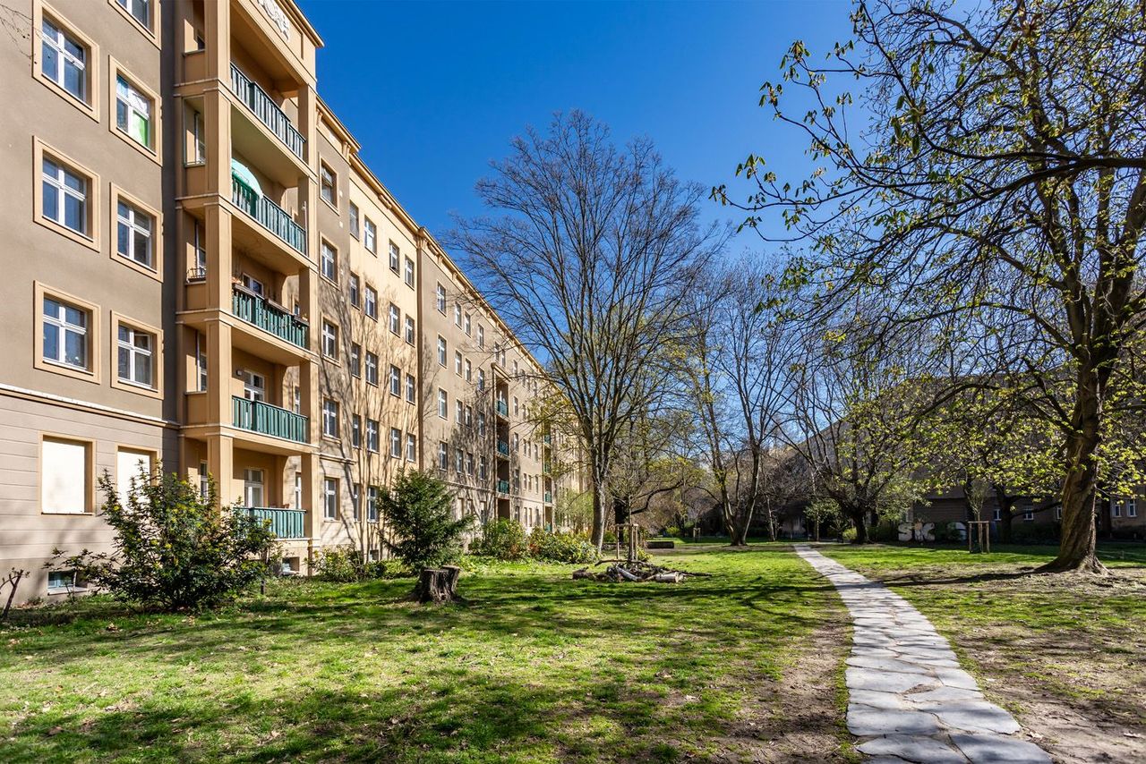 Modern living in a central location with a green retreat - stylish 1-room apartment in the heart of Berlin