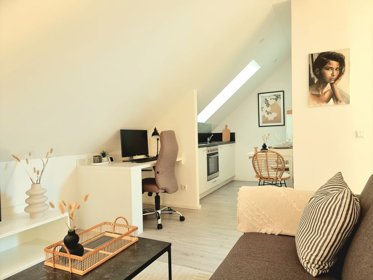 Stylish, Central - Loft Apartment, Work Station and Private Parking