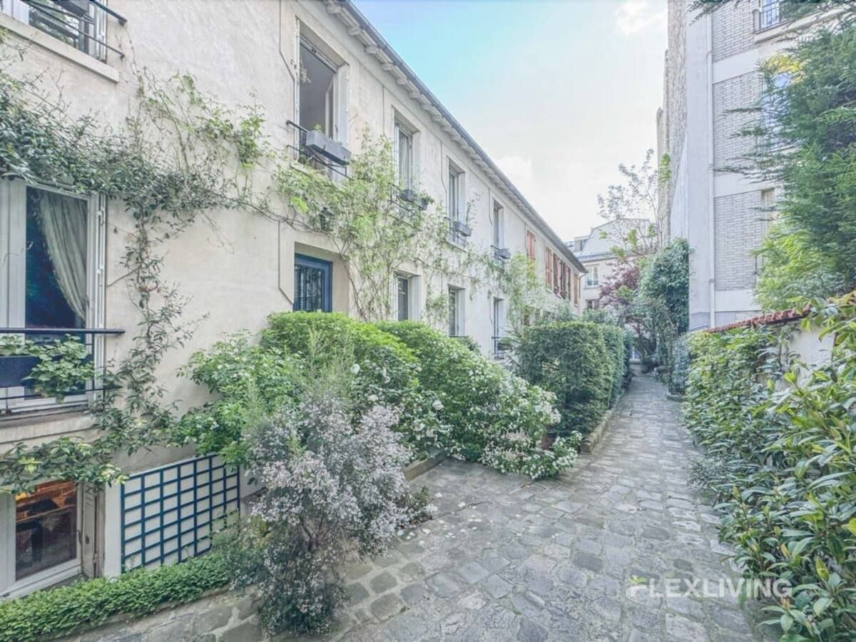 On the ground floor of a quiet and well-maintained condominium, this beautiful 12m2 studio