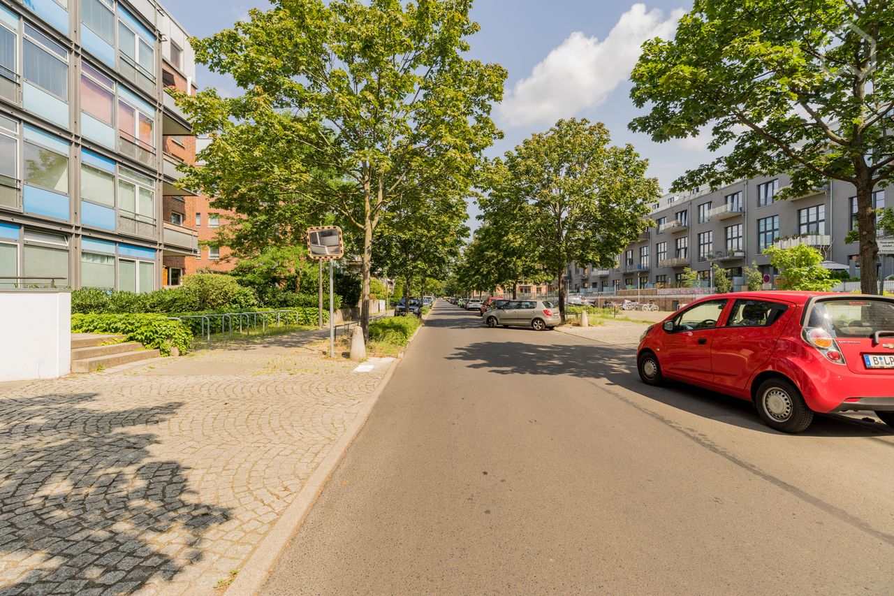 Fully furnished  and totally refurbished 3 room apartment in Köpenick with nice sunny terrace and garage